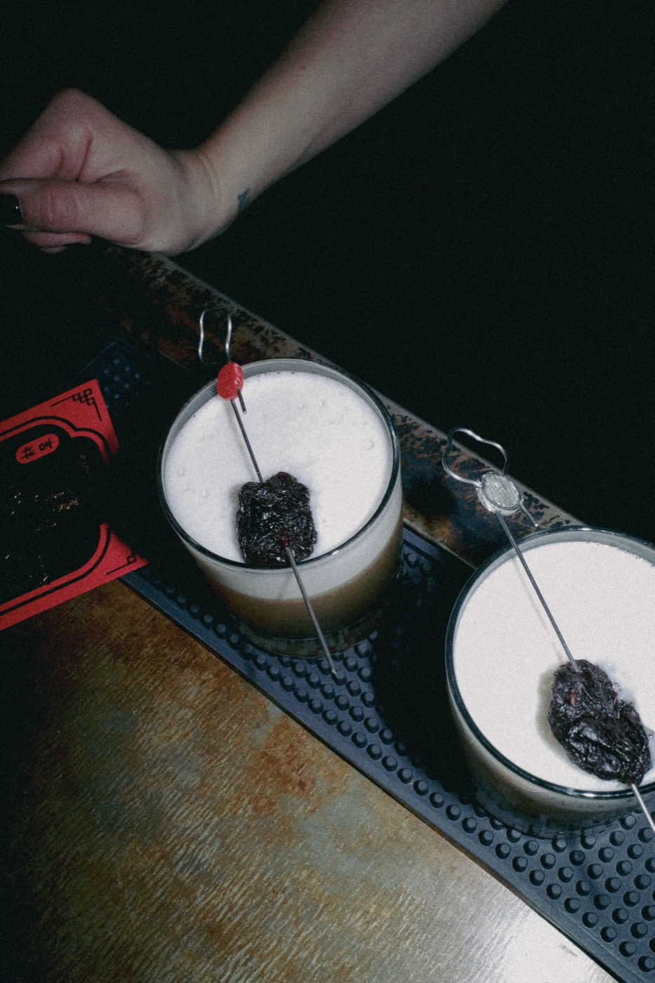Deux cocktails signature au comptoir